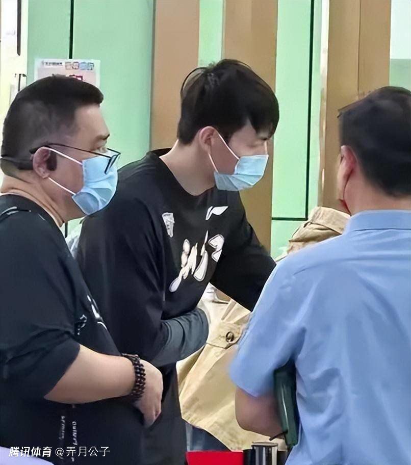 汉子们的憨笑不再只是导演要求演员做出来的脸色，而成了一种不是特写却被放年夜的真实。